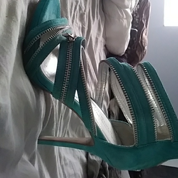 Turquoise Heels 👠 - Picture 2 of 4